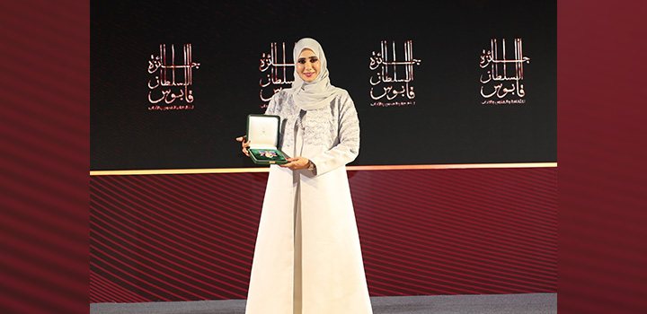 Shamisa Alnuumani receiving her award