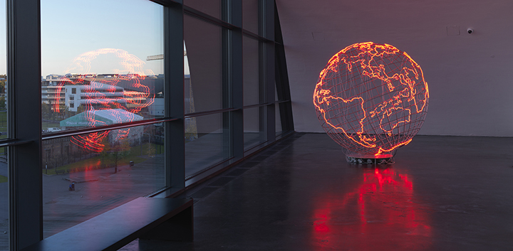 Mona Hatoum, Hot Spot, 2013, stainless steel, neon tube. From the exhibition ‘Mona Hatoum’, Museum of Contemporary Art Kiasma, Helsinki, 7.10.2016-26.02.2017. Photo: Finnish National Gallery/Pirje Mykkänen.