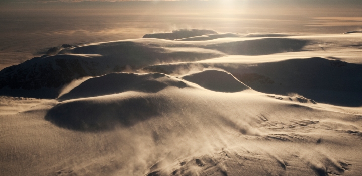 Antarctic ice shelf risks collapse due to warm mountain winds